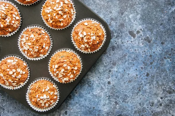 Muffin torta di carote con noci, uvetta e avena su una pietra blu — Foto Stock