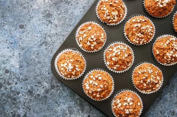 Muffin torta di carote con noci, uvetta e avena su una pietra blu — Foto Stock