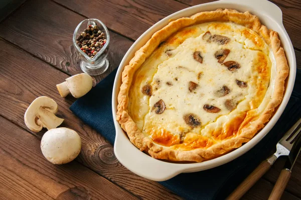 Quiche delicioso caseiro com cogumelos e queijo em um prato em — Fotografia de Stock