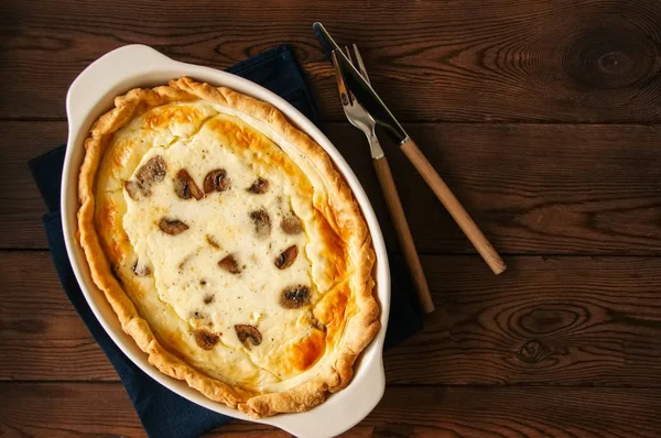 Quiche delicioso caseiro com cogumelos e queijo em uma cerâmica — Fotografia de Stock