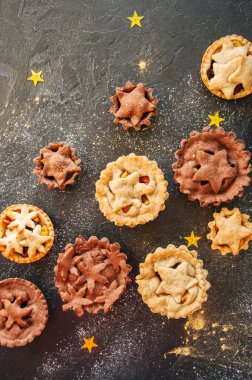 Geleneksel Noel tatlısı - kıymalı börek farklı boyutlarda. V
