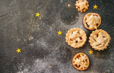 Geleneksel Noel tatlısı - kıymalı börek farklı boyutlarda. V