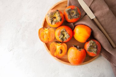 Taze ve olgun hurma tabak. Yakın çekim.