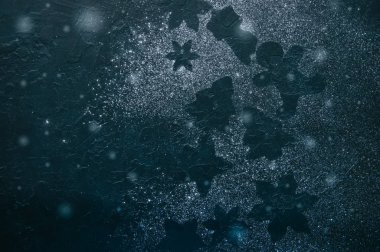 Siluet siyah bir taş zemin üzerine farklı şekiller.