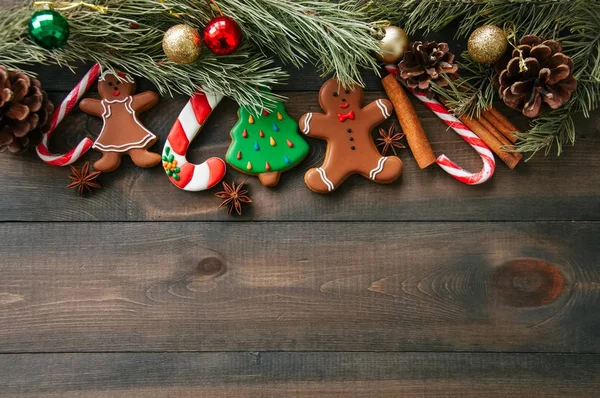 Weihnachtlicher Hintergrund. verschiedene Formen von Lebkuchen und — Stockfoto