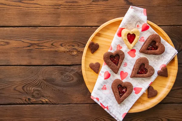 Piatto di cioccolato fatto in casa e vaniglia a forma di cuore linzer cuoco — Foto Stock