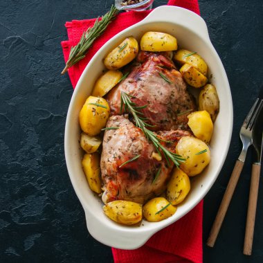 Rozemary ve siyah s üzerinde bir tabak patates ile kavrulmuş hindi