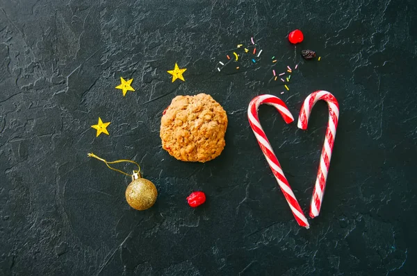 Святковий різдвяний фон. Вівсяні пластівці печиво, цукерки, вул — стокове фото