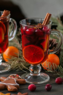 Mulled şarap. Noel sıcak içecek narenciye, elma ve baharatlar ile ben