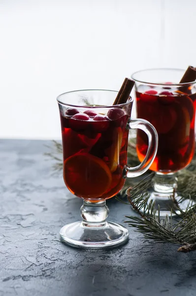 Mulled wine. Christmas hot drink with citrus, apple and spices i — Stock Photo, Image