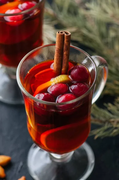 Vinho amassado. Bebida quente de Natal com citrinos, maçã e especiarias i — Fotografia de Stock