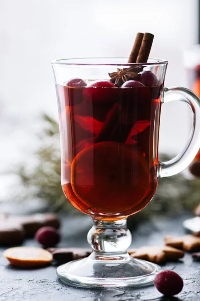 Vinho amassado. Bebida quente de Natal com citrinos, maçã e especiarias i — Fotografia de Stock