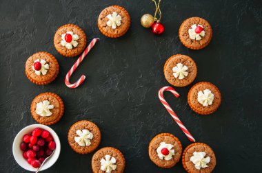 Brownie ortaçağ halk ozanı pies kızılcık siyah bir arka plan ile.