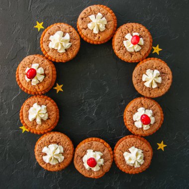 Brownie ortaçağ halk ozanı pies kızılcık siyah bir arka plan ile.