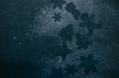 Siluet siyah bir taş zemin üzerine farklı şekiller.