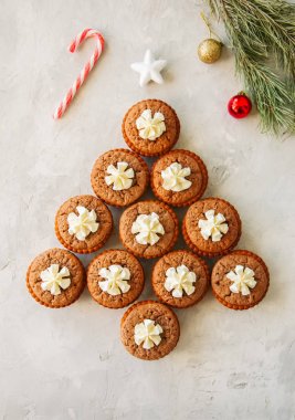 Brownie ortaçağ halk ozanı pies beyaz taş zemin üzerine cranbarriea ile.