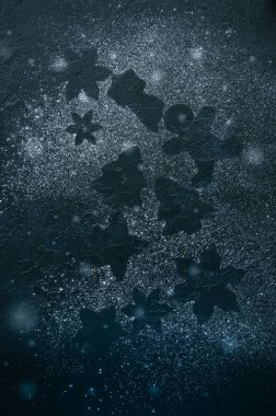 Siluet siyah bir taş zemin üzerine farklı şekiller.