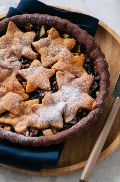 Croûte de pain d'épice au chocolat tarte hachée aux étoiles de vanille sur un wh — Photo