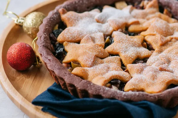 Шоколадный пряничный пирог с мясом из корочки с ванильными звездами на... — стоковое фото