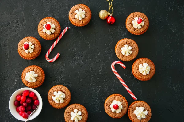 Brownie ortaçağ halk ozanı pies kızılcık siyah bir arka plan ile.
