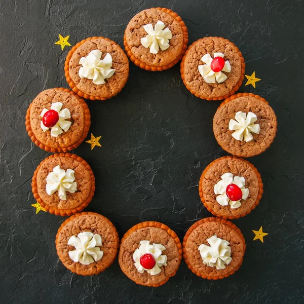 Brownie ortaçağ halk ozanı pies kızılcık siyah bir arka plan ile.