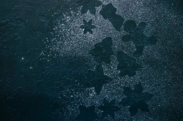 Siluet siyah bir taş zemin üzerine farklı şekiller.