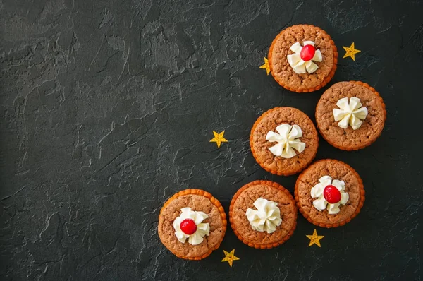 Brownie ortaçağ halk ozanı pies kızılcık siyah bir arka plan ile.