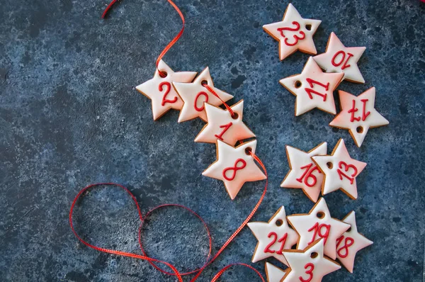 Advento biscoitos estrela de gengibre em um fundo de pedra azul . — Fotografia de Stock