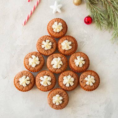 Brownie ortaçağ halk ozanı pasta beyaz zemin üzerinde. Festival tatlı.
