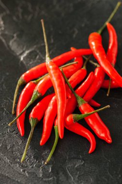 Taze olgun kırmızı sıcak biber siyah bir zemin üzerine