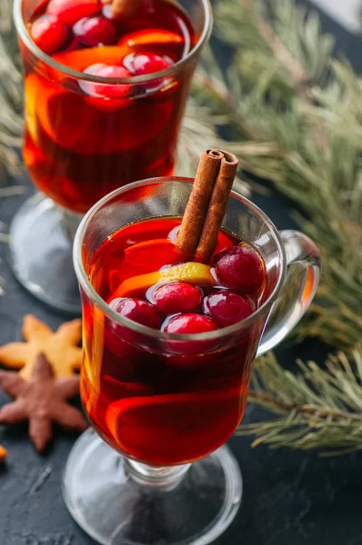 Vinho amassado. Bebida quente de Natal com citrinos, maçã e especiarias i — Fotografia de Stock