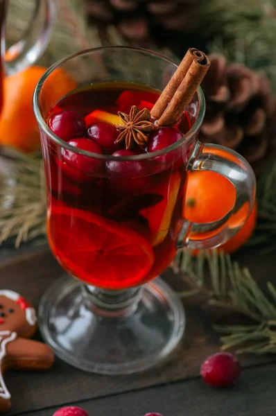 Vinho amassado. Bebida quente de Natal com citrinos, maçã e especiarias i — Fotografia de Stock