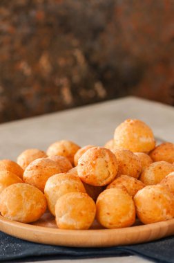 Ahşap bir PI için hizmet küçük süzme peynir çörek (castgnole)