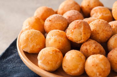 Ahşap bir PI için hizmet küçük süzme peynir çörek (castgnole)