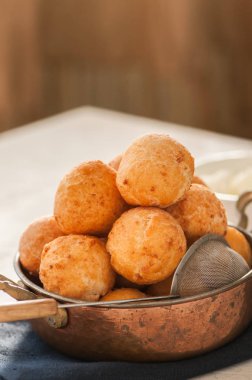 Vintage bir kabın içinde küçük süzme peynir çörek (castgnole). Fe