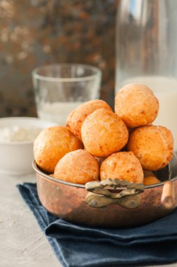 Vintage bir kabın içinde küçük süzme peynir çörek (castgnole). Fe