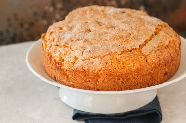 Vanilyalı krema soslu beyaz tabakta İrlandalı elmalı turta. Fes