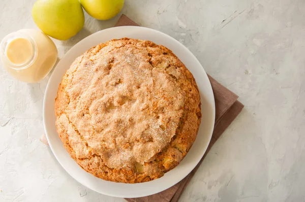 Ierse appeltaart op een wit bord met vanille vla saus. Fes — Stockfoto