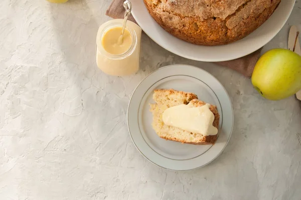 Fetta di torta di mele irlandese su un piatto bianco con crema pasticcera alla vaniglia — Foto Stock