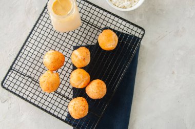 Vanilya lor ser ile küçük süzme peynir çörek (castgnole)