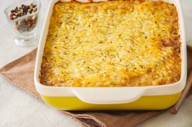 Çobanımız pasta - İrlandalı geleneksel yemekleri. Bir seramik dış hizmet