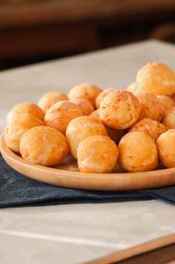 Ahşap bir PI için hizmet küçük süzme peynir çörek (castgnole)