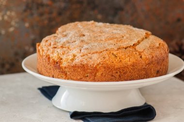 Vanilyalı krema soslu beyaz tabakta İrlandalı elmalı turta. Fes