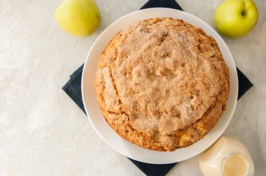Vanilyalı krema soslu beyaz tabakta İrlandalı elmalı turta. Fes