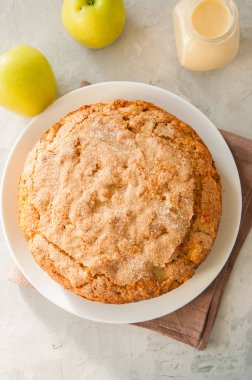 Vanilyalı krema soslu beyaz tabakta İrlandalı elmalı turta. Fes