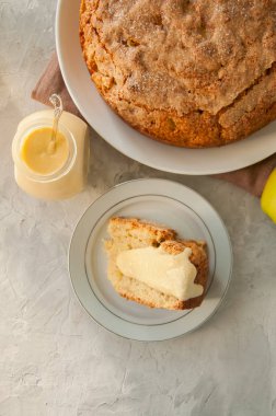 Vanilyalı krema soslu beyaz tabakta İrlandalı elmalı turta. Fes