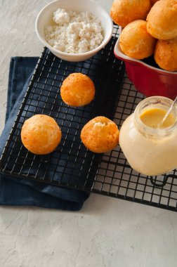 Bir tel raf üzerinde küçük süzme peynir çörek (castgnole) servis