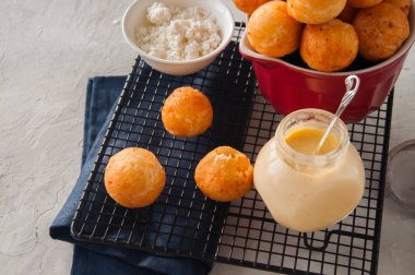 Bir tel raf üzerinde küçük süzme peynir çörek (castgnole) servis