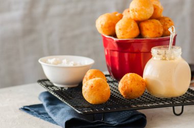 Bir tel raf üzerinde küçük süzme peynir çörek (castgnole) servis