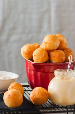 Bir tel raf üzerinde küçük süzme peynir çörek (castgnole) servis